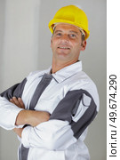 portrait of uniformed tradesman wearing hardhat. Стоковое фото, агентство Ingram Publishing / Фотобанк Лори