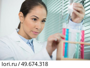 woman in lab with pipettes. Стоковое фото, агентство Ingram Publishing / Фотобанк Лори