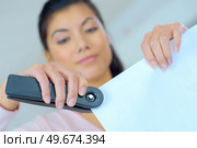 Woman stapling documents. Стоковое фото, агентство Ingram Publishing / Фотобанк Лори