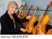 posing next to the violins. Стоковое фото, агентство Ingram Publishing / Фотобанк Лори