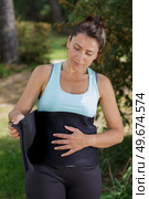 woman putting a girdle on. Стоковое фото, агентство Ingram Publishing / Фотобанк Лори