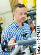 technician setting up industrial equipment. Стоковое фото, агентство Ingram Publishing / Фотобанк Лори