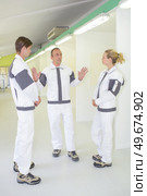 team of painters talking about a plan. Стоковое фото, агентство Ingram Publishing / Фотобанк Лори