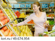 a young woman buying apples. Стоковое фото, агентство Ingram Publishing / Фотобанк Лори