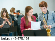 Learning to play the sax. Стоковое фото, агентство Ingram Publishing / Фотобанк Лори