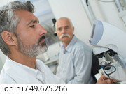 optometrist doing sight testing for senior patient. Стоковое фото, агентство Ingram Publishing / Фотобанк Лори
