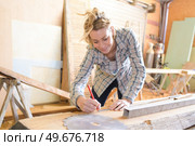 making sure the wood measurement is right. Стоковое фото, агентство Ingram Publishing / Фотобанк Лори