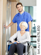 happy senior woman on wheelchair with male caregiver. Стоковое фото, агентство Ingram Publishing / Фотобанк Лори
