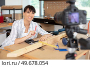 young woman in apron standing in front to camera. Стоковое фото, агентство Ingram Publishing / Фотобанк Лори