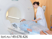 Nurse with patient having mri scan. Стоковое фото, агентство Ingram Publishing / Фотобанк Лори