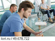 man waiting in medical waiting room. Стоковое фото, агентство Ingram Publishing / Фотобанк Лори