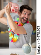 man save money on piggy bank screaming proud and celebrating. Стоковое фото, агентство Ingram Publishing / Фотобанк Лори