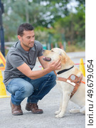 Man training a guide dog. Стоковое фото, агентство Ingram Publishing / Фотобанк Лори