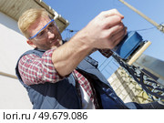 portrait of a millwright adjusting a frame. Стоковое фото, агентство Ingram Publishing / Фотобанк Лори