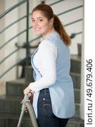a young woman is hoovering. Стоковое фото, агентство Ingram Publishing / Фотобанк Лори