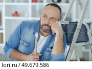portrait of bored painter with paint roller. Стоковое фото, агентство Ingram Publishing / Фотобанк Лори