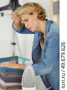 woman tired and exhausted by housekeeping jobs. Стоковое фото, агентство Ingram Publishing / Фотобанк Лори