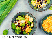 Lentil salad with beets, onions and spinach on a gray background. Low calorie salad. Vegan food. Delicious low calorie lentil salad, top view. Стоковое фото, агентство Ingram Publishing / Фотобанк Лори