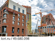 Новые жилые дома строятся в центре города Челябинска. Редакционное фото, фотограф Александр Бушков / Фотобанк Лори