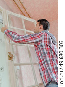 man attaching a door panel. Стоковое фото, агентство Ingram Publishing / Фотобанк Лори