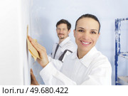 a happy woman grinding wall. Стоковое фото, агентство Ingram Publishing / Фотобанк Лори