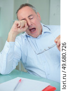 man yawning in the office. Стоковое фото, агентство Ingram Publishing / Фотобанк Лори