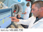 doctor checking screen before mri scan. Стоковое фото, агентство Ingram Publishing / Фотобанк Лори