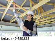 female worker inspecting wooden timbers. Стоковое фото, агентство Ingram Publishing / Фотобанк Лори