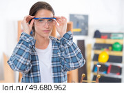 a carpenter putting goggles on. Стоковое фото, агентство Ingram Publishing / Фотобанк Лори