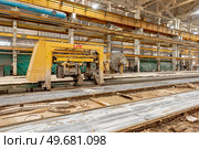 Московский завод ЖБИ. Цех по изготовлению плит. (2021 год). Редакционное фото, фотограф Игорь Рожков / Фотобанк Лори