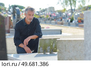 portrait of man mourning at a grave. Стоковое фото, агентство Ingram Publishing / Фотобанк Лори
