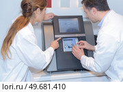 opticians working in the laboratory. Стоковое фото, агентство Ingram Publishing / Фотобанк Лори