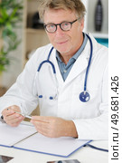 a happy smiling mature doctor. Стоковое фото, агентство Ingram Publishing / Фотобанк Лори