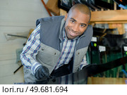 he is fixing the glass dent. Стоковое фото, агентство Ingram Publishing / Фотобанк Лори