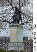 Лейпциг, Германия. Памятник Самуэлю Ганеману, создателю гомеопатии (2018 год). Редакционное фото, фотограф Михаил Марковский / Фотобанк Лори