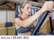 woman working out on an elliptical trainer in gym. Стоковое фото, агентство Ingram Publishing / Фотобанк Лори