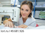 a portrait of woman sewing. Стоковое фото, агентство Ingram Publishing / Фотобанк Лори