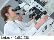 medical technologist making observations. Стоковое фото, агентство Ingram Publishing / Фотобанк Лори