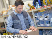 man during preparation of delivery. Стоковое фото, агентство Ingram Publishing / Фотобанк Лори