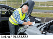senior establishing friendly report after trafic accident. Стоковое фото, агентство Ingram Publishing / Фотобанк Лори
