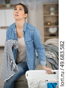 woman surrounded by laundry is frustrated with housework. Стоковое фото, агентство Ingram Publishing / Фотобанк Лори