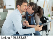 pretty disabled woman kissing her bearded husband man. Стоковое фото, агентство Ingram Publishing / Фотобанк Лори