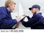 portrait of workmen installing a kitchen. Стоковое фото, агентство Ingram Publishing / Фотобанк Лори