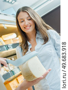 a client buying some cheese. Стоковое фото, агентство Ingram Publishing / Фотобанк Лори