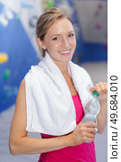 sweaty woman opening water bottle. Стоковое фото, агентство Ingram Publishing / Фотобанк Лори