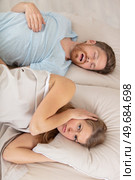 man snoring while his wife is trying to sleep. Стоковое фото, агентство Ingram Publishing / Фотобанк Лори