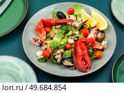 Mix of salad with oysters, mussels, lobster and vegetables.. Seafood salad on a plate. Стоковое фото, агентство Ingram Publishing / Фотобанк Лори