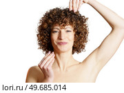 Cheerful female model with bare shoulders and curly hair gesticulating and looking at camera with smile during beauty routine against white background. Happy woman during skin care routine. Стоковое фото, агентство Ingram Publishing / Фотобанк Лори