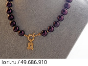 author beautiful  blackberry color pearls necklaces with heart pendant demonstrated on maneken. fashion and jewelry concept. Стоковое фото, агентство Ingram Publishing / Фотобанк Лори
