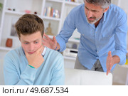 a father reprimanding adolescent son. Стоковое фото, агентство Ingram Publishing / Фотобанк Лори